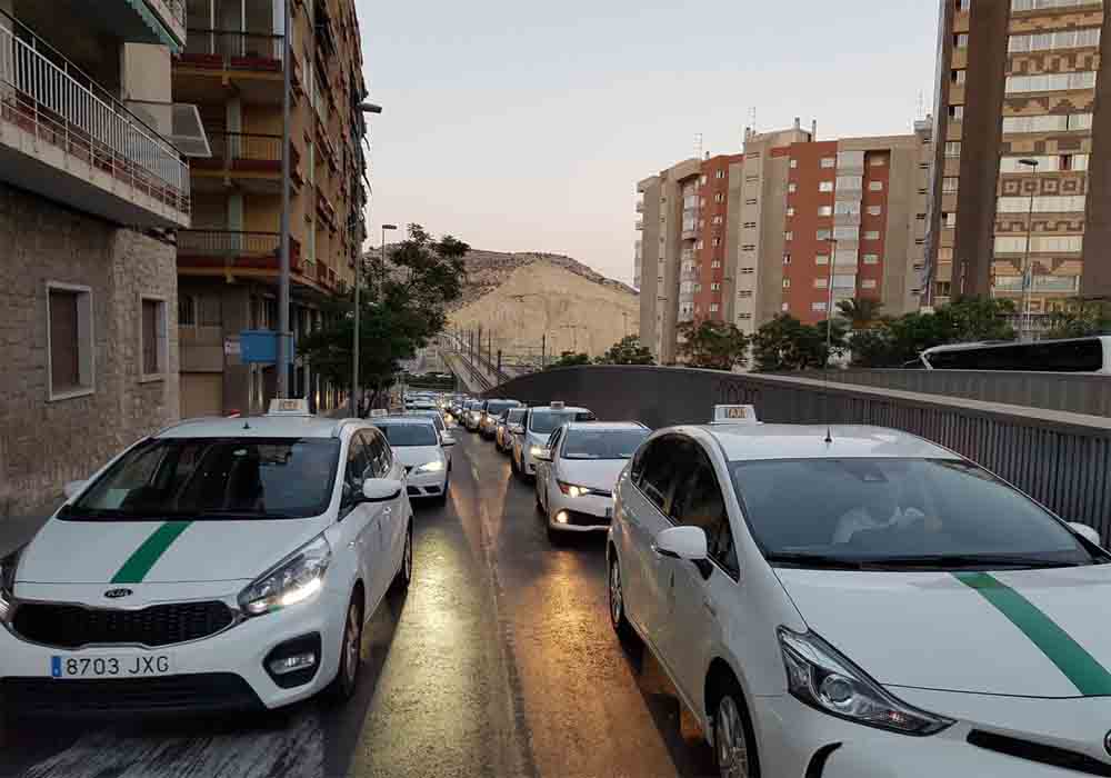 Alicante regulará los VTC con una hora de precontratación