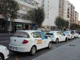 Dos hombres rompen la ventanilla de un taxi en Salamanca Dos hombres rompen la ventanilla de un taxi en Salamanca