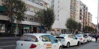 Dos hombres rompen la ventanilla de un taxi en Salamanca Dos hombres rompen la ventanilla de un taxi en Salamanca
