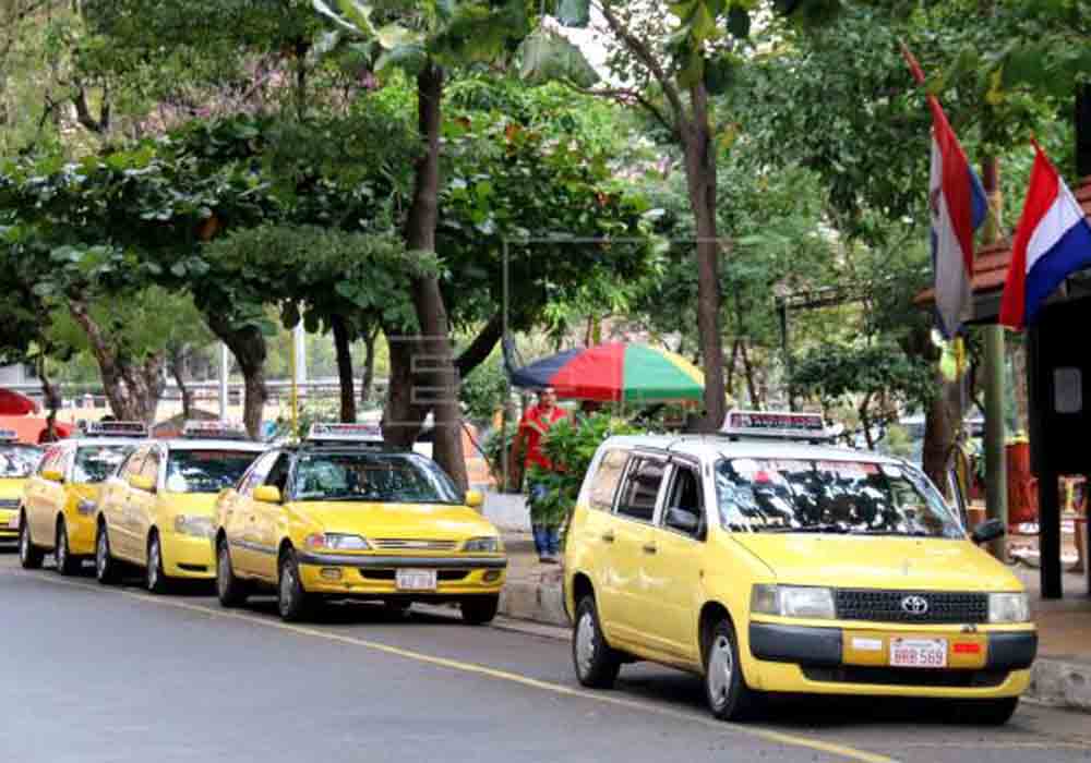 Los taxistas de Paraguay exigen la regulación de Uber y Muver